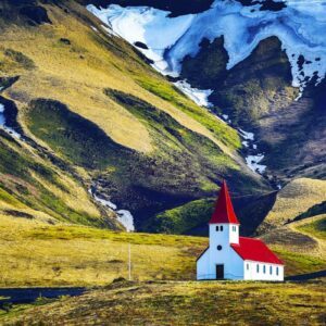 Voyage-organise-en-Islande-Paysage-Eglise-Vik-Montagne-Voyages-Del-Tour